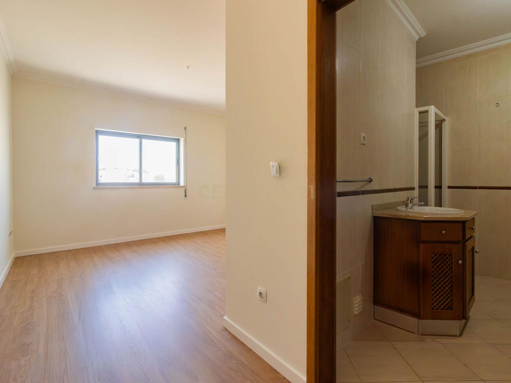 Excelente Apartamento T2 com 2 WC e Garagem - Image 17