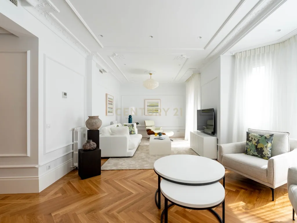 APARTAMENTO RENOVADO COM MOLDURAS E VARANDAS - Image 3