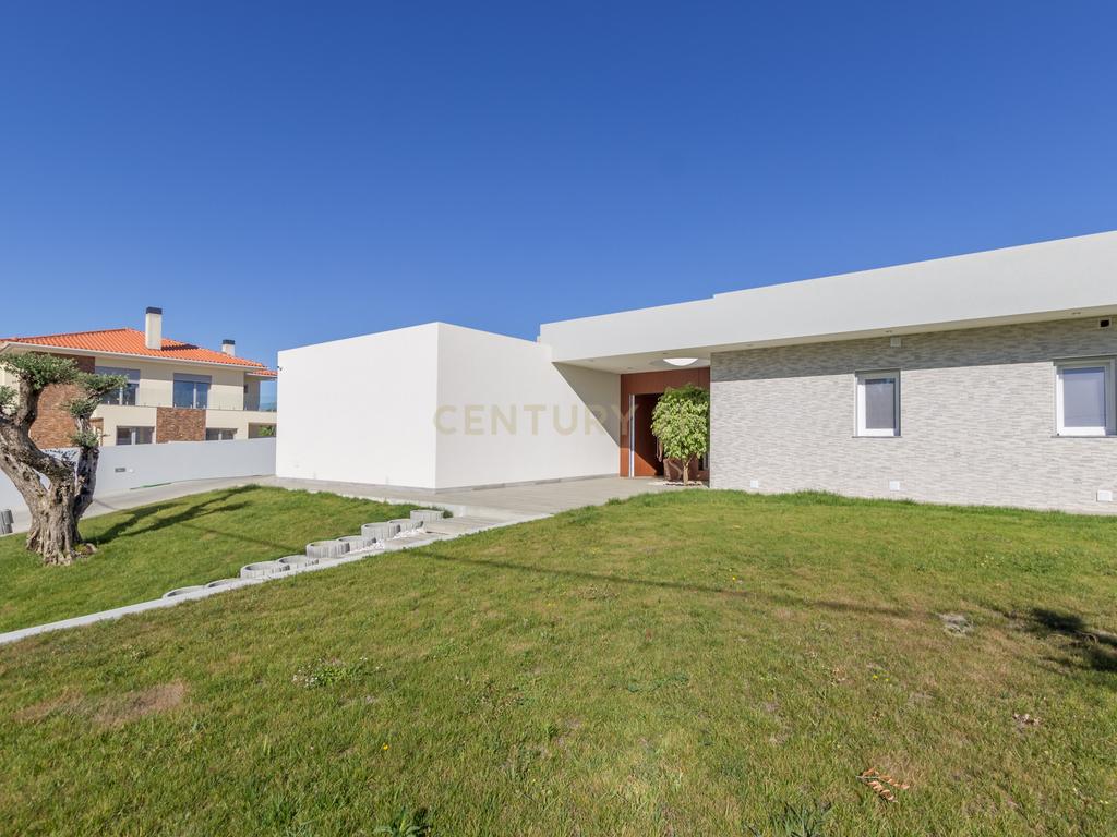 Vila Alegre / Fernão Ferro - Luxuosa moradia isolada térrea de 4 assoalhadas com arquitetura comtemporânea inserida em lote de 2775 m² - Image 1