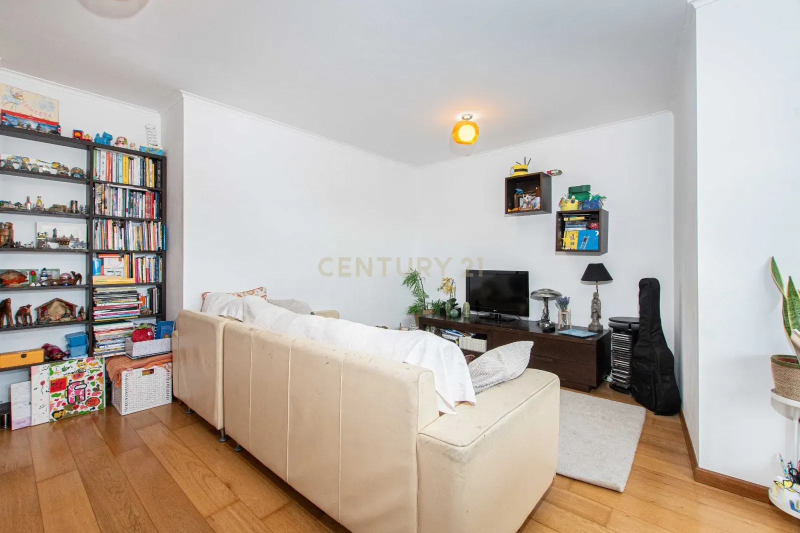 Apartamento T2 com Vista Panorâmica em Lisboa e um lugar de estacionamento na Rua Carlos Botelho - Lisboa - Image 2