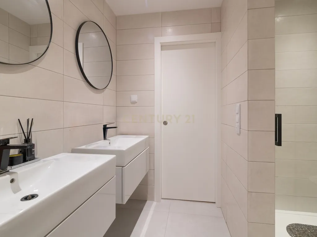 Moderna Moradia T3 em Caneças com Piscina - Image 36