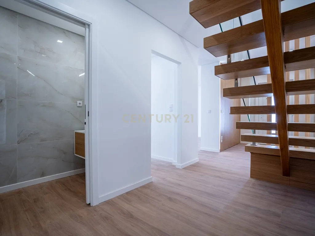 Moradia Térrea com piscina e quatro suites - Image 20