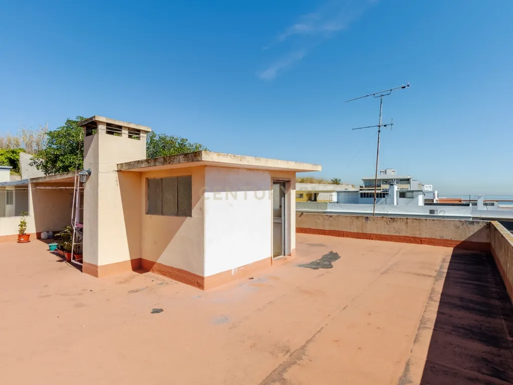 T2 com Potencial no Coração de Cacilhas Prático, Central e com o Charme da Tradição - Image 28