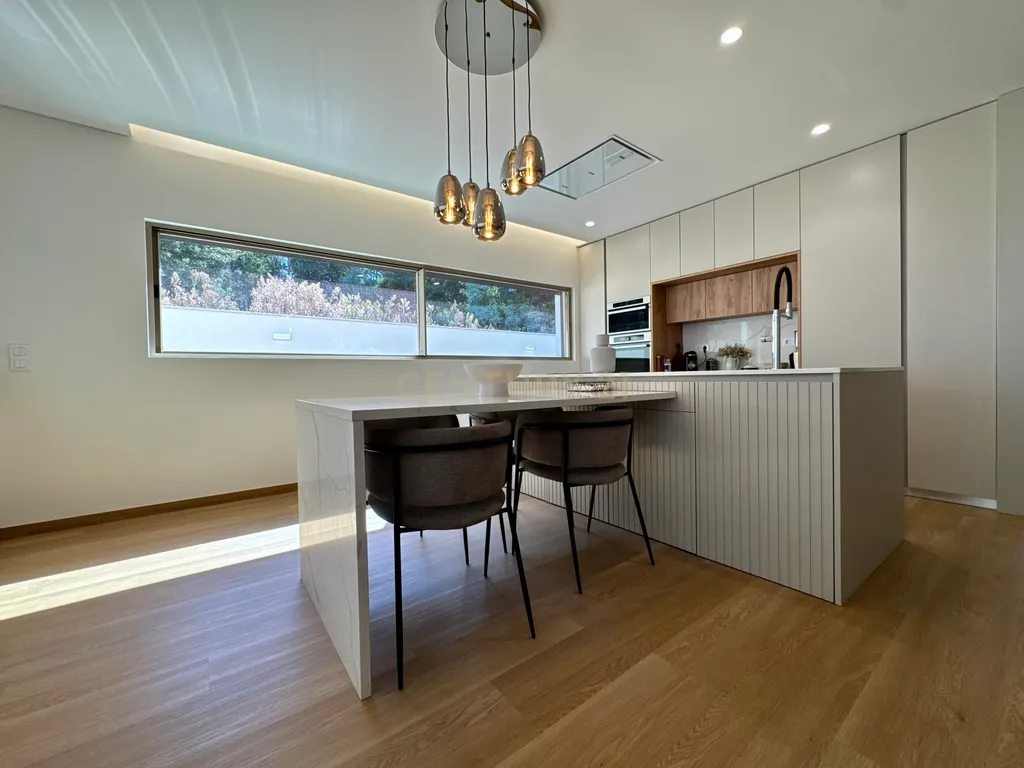 Moradia Contemporânea de Três Frentes | Gondomar, Porto - Image 12