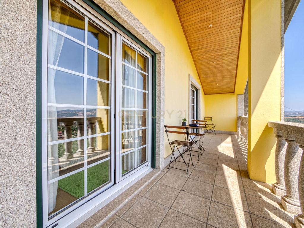 Moradia localizada na capital de distrito, no coração do Nordeste Transmontano. - Image 30