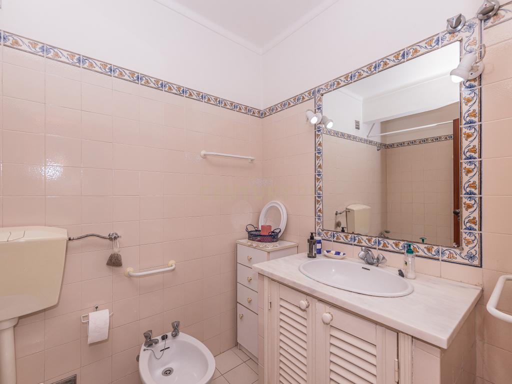 T4 Duplex na Vila de Sesimbra – Ideal para Férias em Família - Image 4