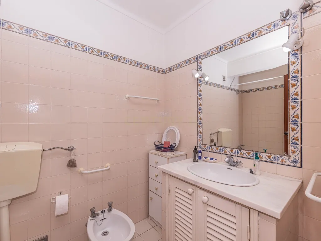 T4 Duplex na Vila de Sesimbra – Ideal para Férias em Família - Image 4