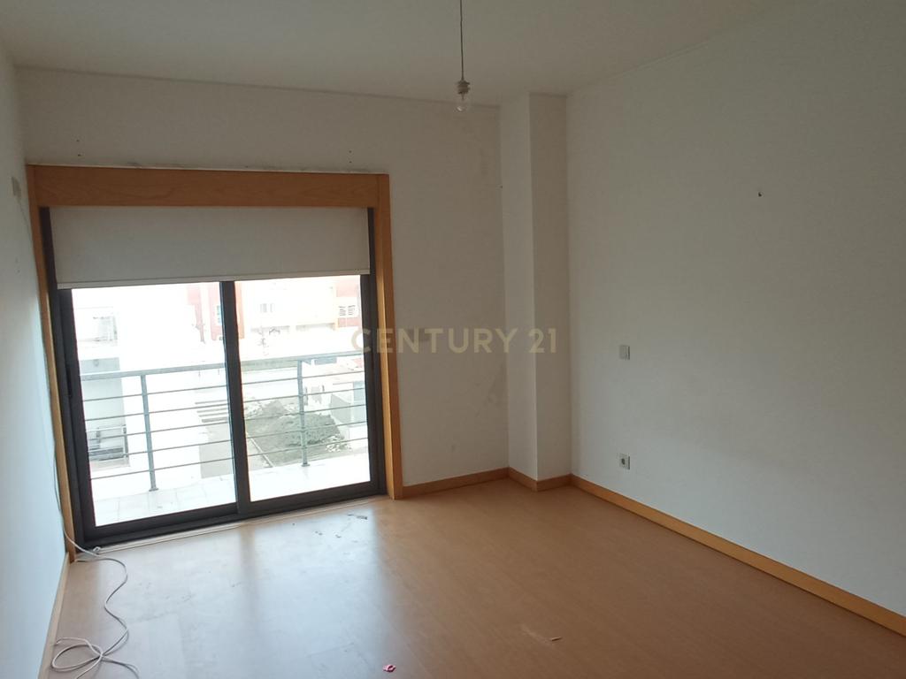 Apartamento T3, com Duas Varandas e Garagem na Vila Serena, Pinhal Novo - Image 2