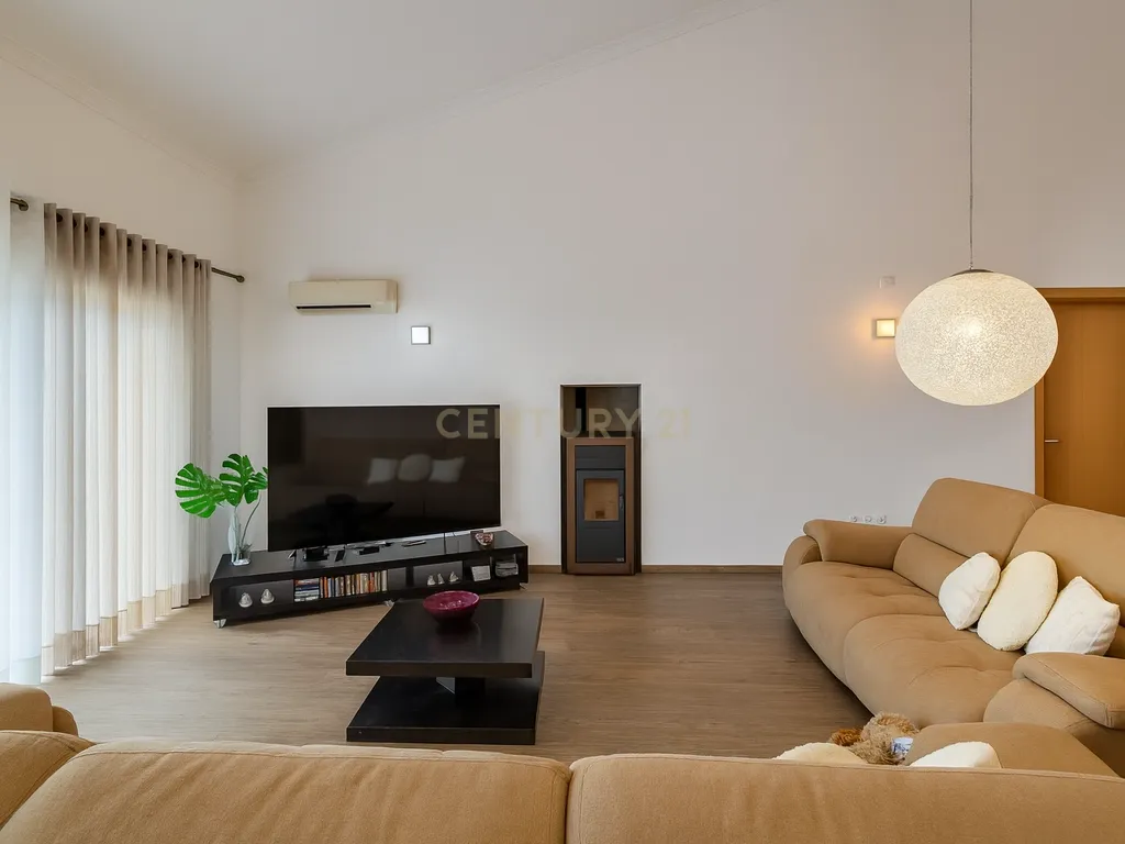 Castro Verde: Viva Uma Casa Onde os Sonhos se Encontram Com Tranquilidade. - Image 11