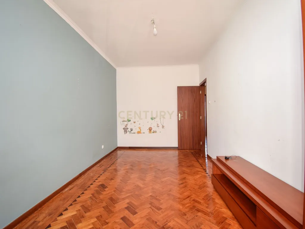 Apartamento T3 à Venda – Odivelas, Rua de Serpa Pinto | Junto ao Metro - Image 9