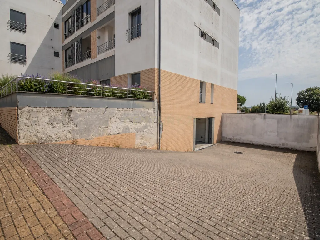Loja passível de ser transformado em Apartamento T2 ou T3 com terraço privativo de Garagem - Image 25