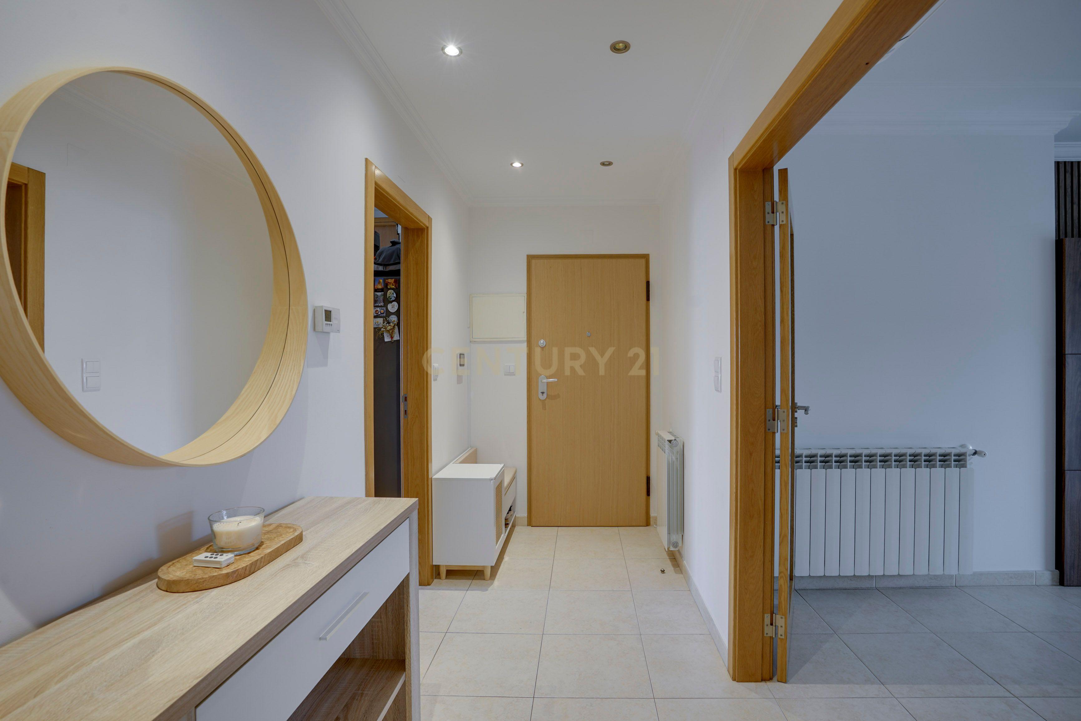 Fotografia 9 de Apartamento T3 em Vialonga, Com Box e Varandas