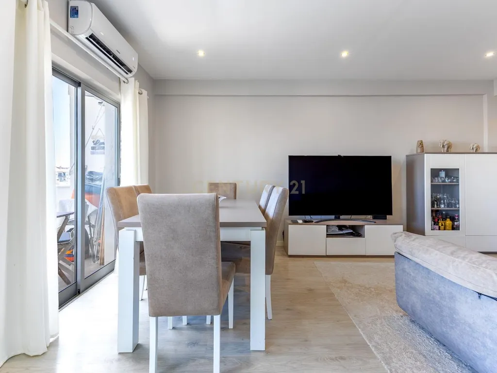 Apartamento Renovado com Vista Mar em Setúbal - Image 8