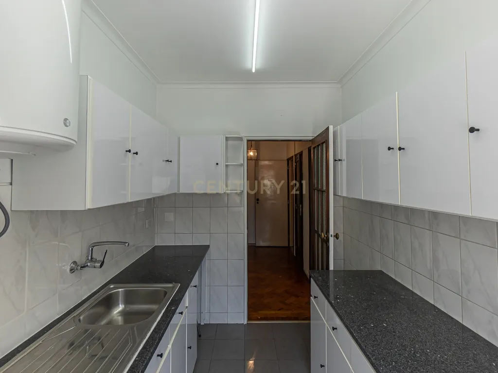 Andar Moradia T5 – Antas, Avenida Fernão de Magalhães – Porto - Image 11