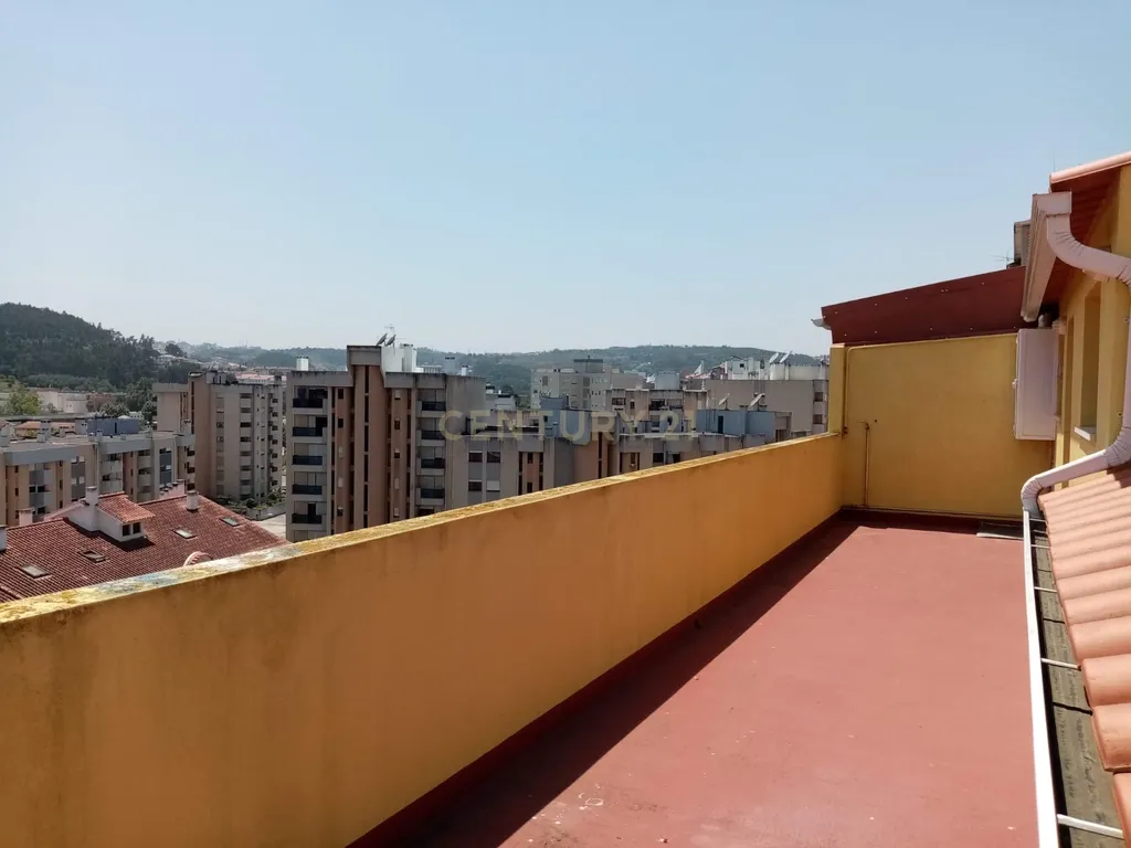 Apartamento T3+1 com logradouro e estacionamento privativos e sótão independente rentabilizado – Bairro Norton de Matos - Coimbra - Image 32