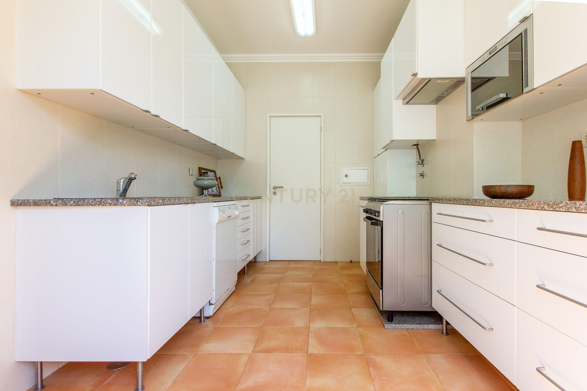 Fotografia 12 de Apartamento T4, Alfragide com arrecadação