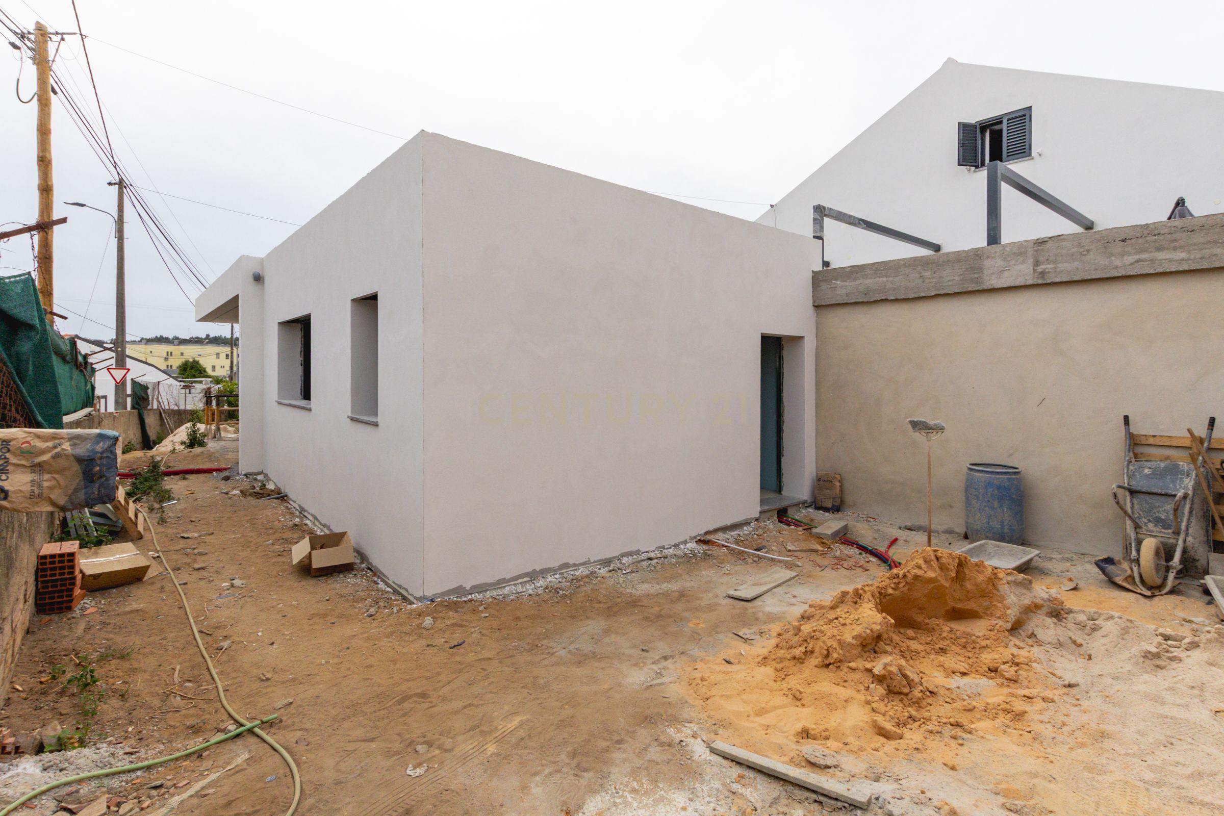 Fotografia 2 de Moradia Térrea em Construção: Conforto e Modernidade no Ramalhal, Torres Vedras