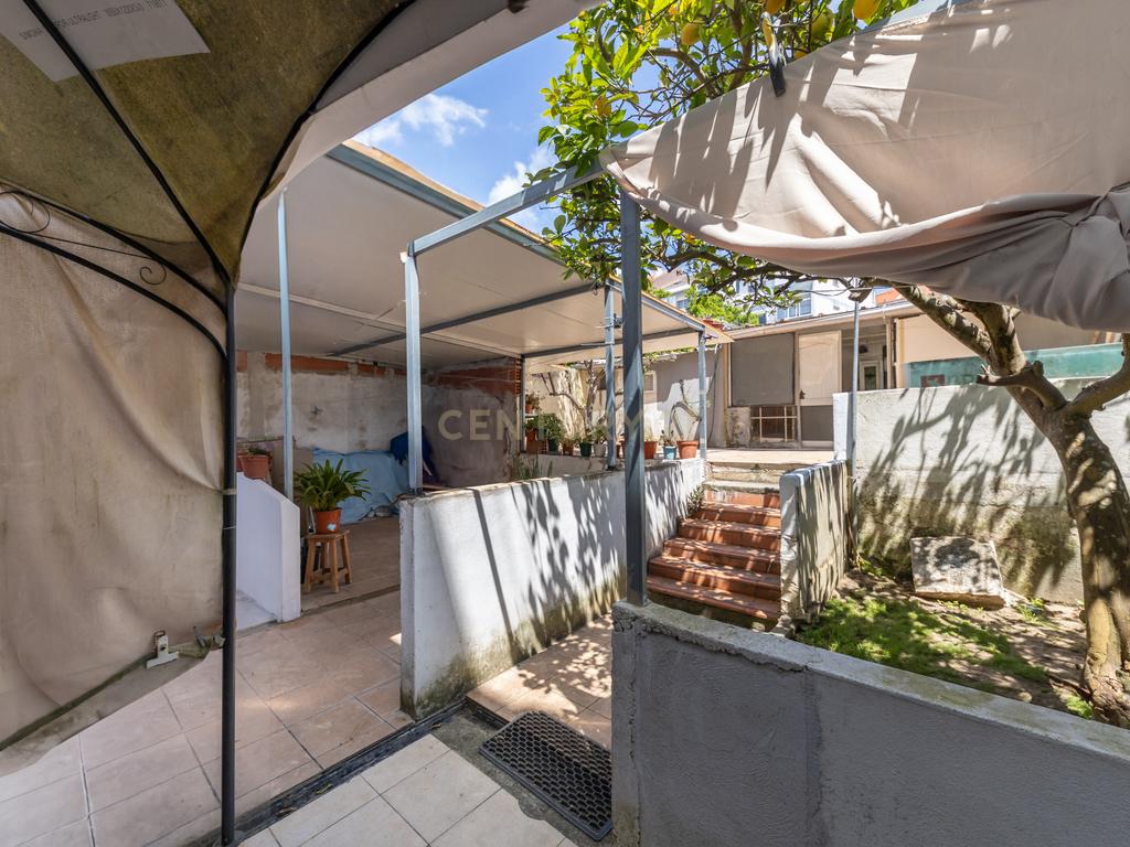 Apartamento T3 no Feijó com logradouro de 261 m2 - Image 36