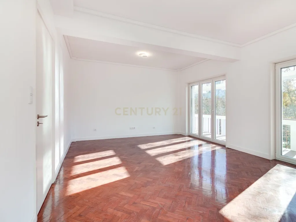 T3 TOTALMENTE RENOVADO COM VARANDA DE 21 m² NO CAMPO PEQUENO – LISBOA - Image 2