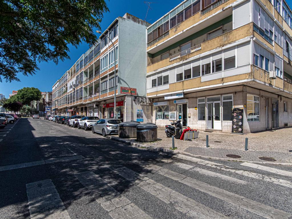 Loja de 2 pisos com montra + Arrecadação convertida em estúdio remodelado com entradas independentes (Damaia) - Image 20