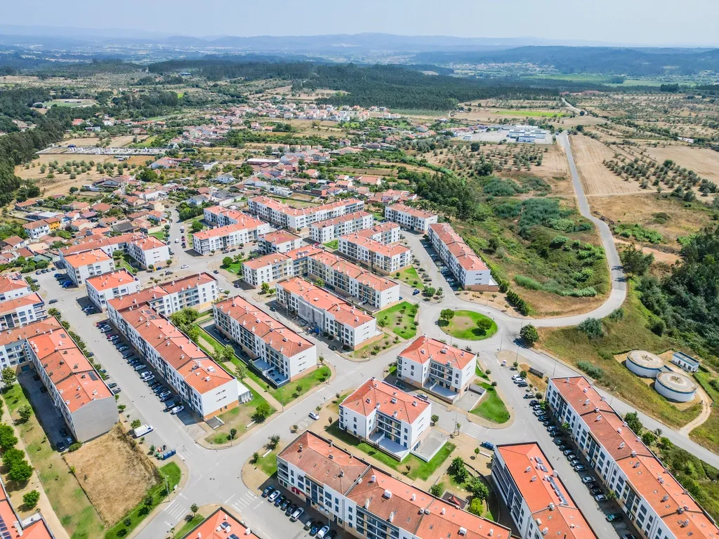 Loja passível de ser transformado em Apartamento T2 ou T3 com terraço privativo de Garagem - Image 8