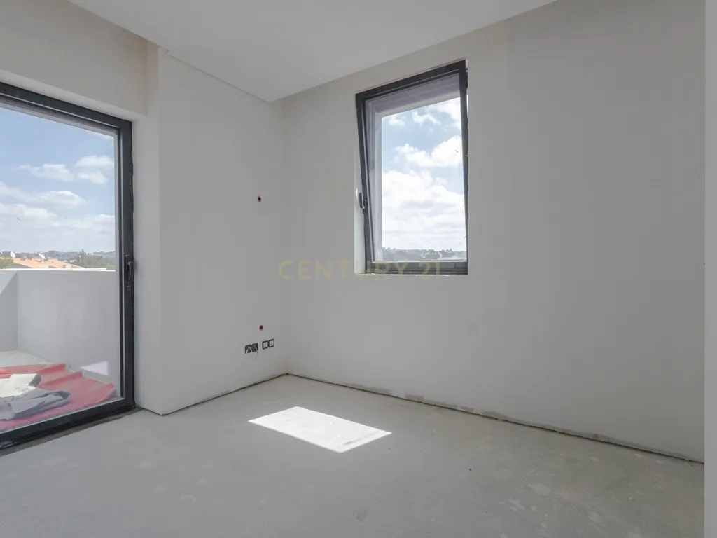 Apartamento T2+1(T3) último piso na cobertura com vista mar, com garagem dupla e arrumos o +1 com luz direta. - Image 24