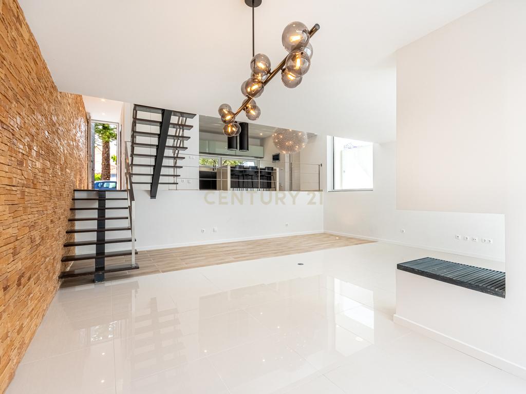 Moradia T3 com 3 Suites e Arquitetura Distinta em Samouco, Alcochete - Image 13