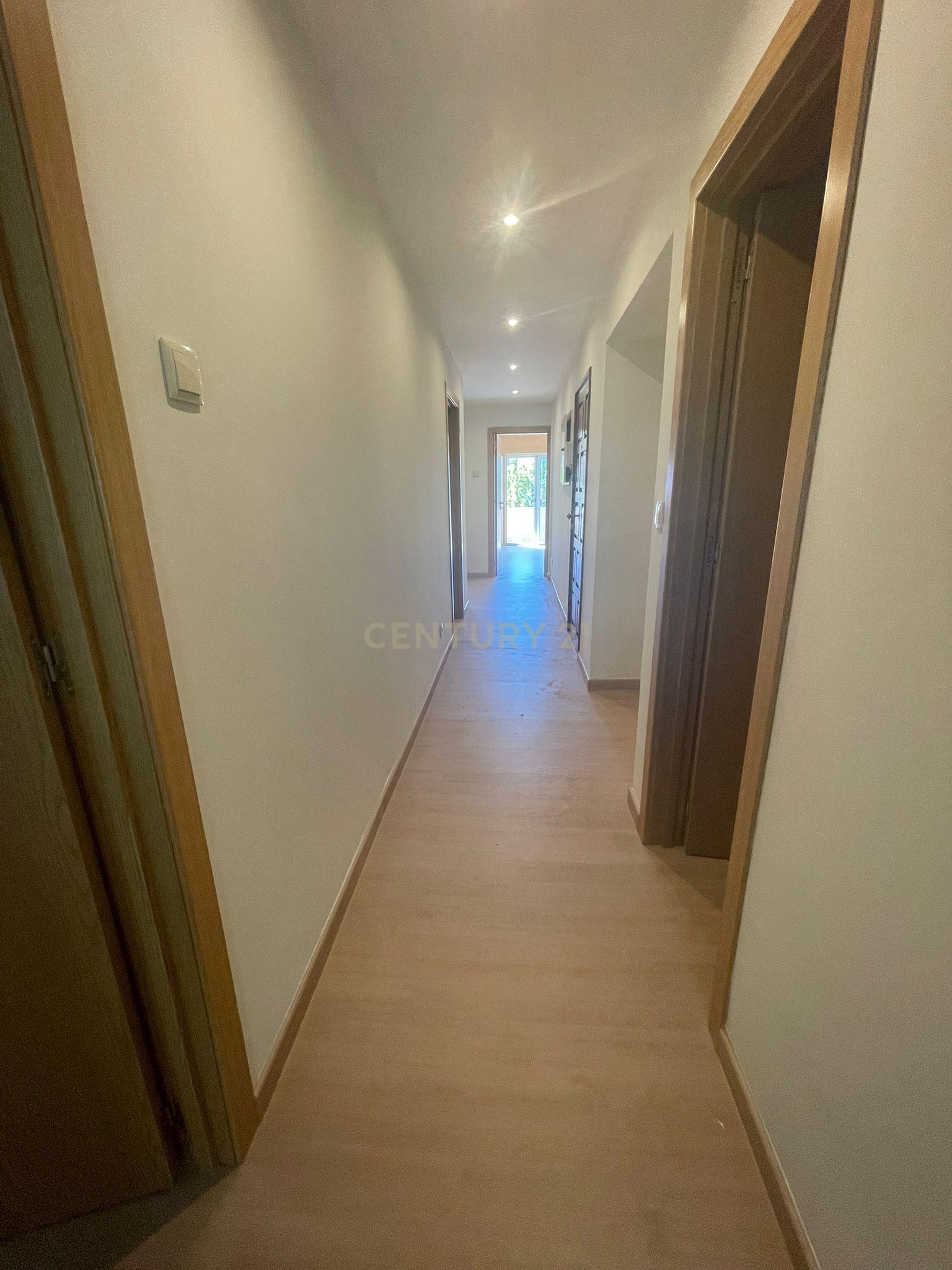 Fotografia 7 de Arrenda-se T2+1 Renovado em Guimarães
