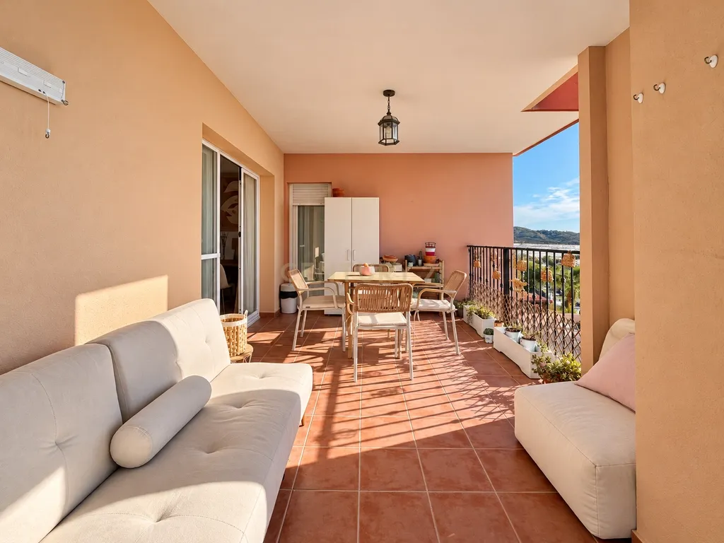 Apartamento totalmente renovado com terraço de 20 m² e piscina em Bonalba - Image 7