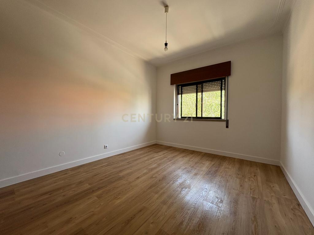 T2 remodelado com garagem em Cascais - Image 16