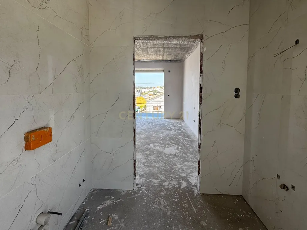 WEST RESIDENCES - IMOVEL DE LUXO - Moradia Isolada T3- 3 SUITES - Piscina/Jardim/Garagem Box para 3 viaturas - Image 8