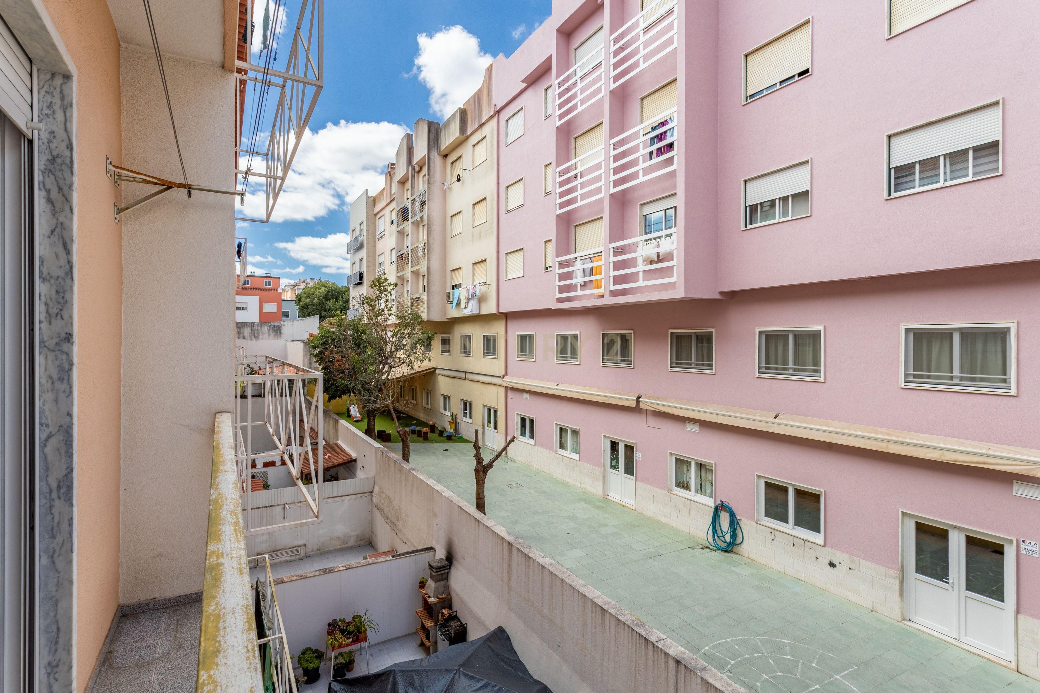Fotografia 9 de Apartamento T2 na Encosta do Sol-Amadora, prédio de 2004, garagem fechada e arrecadação, muito central.
