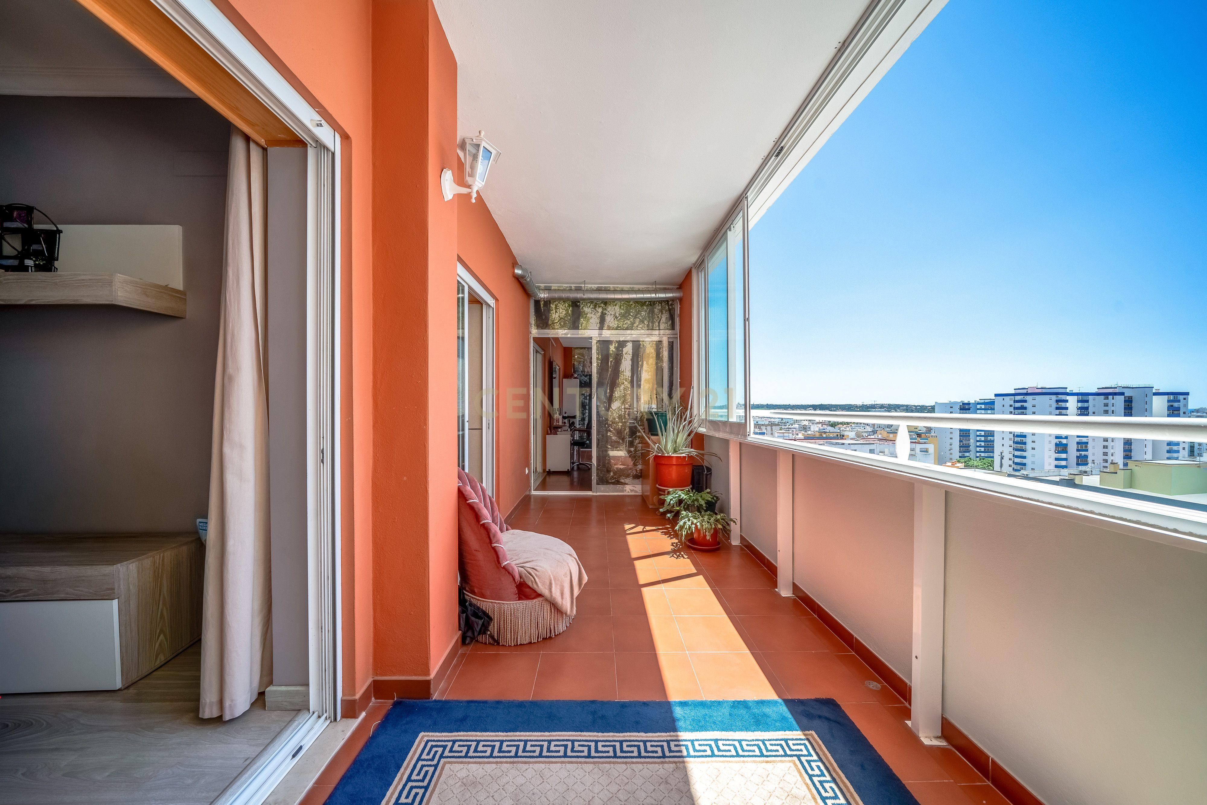 Fotografia 3 de Apartamento T3 no Centro de Portimão | Varanda, Vistas Desafogadas e Estacionamento Privativo