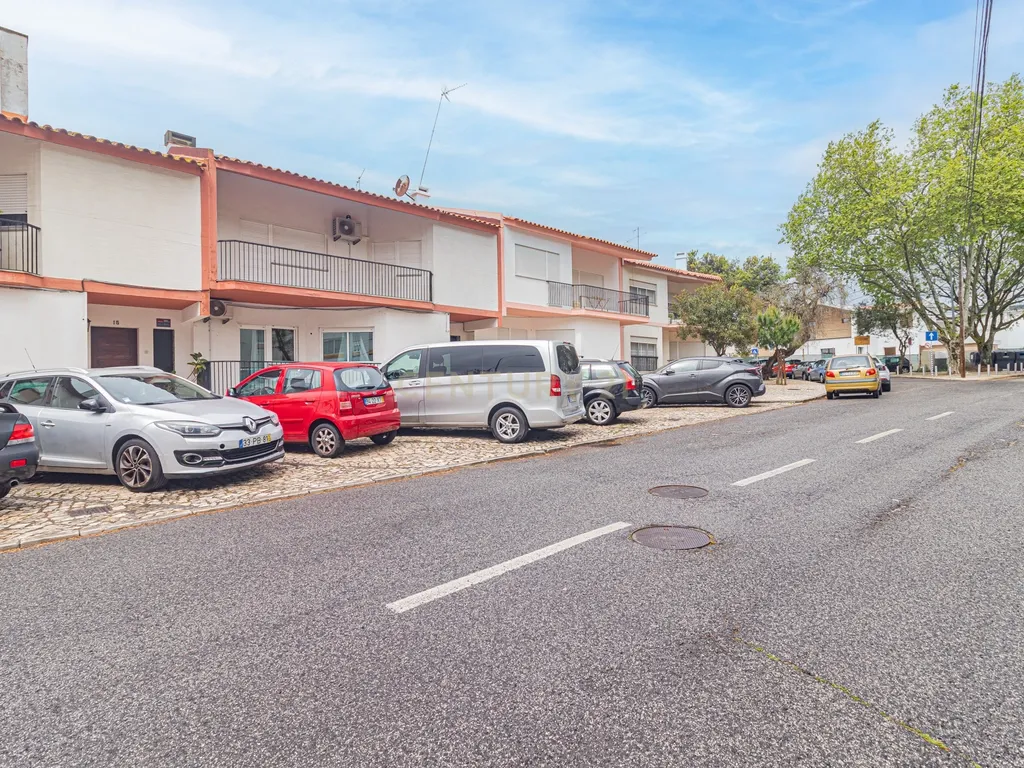 Moradia T5 com 220m2 no centro de Linda-a-Velha - Image 9