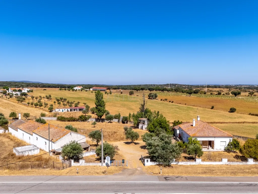 Propriedade, em Prédio Misto, com 17.000m2 localizada a 5Km de Estremoz - Image 8