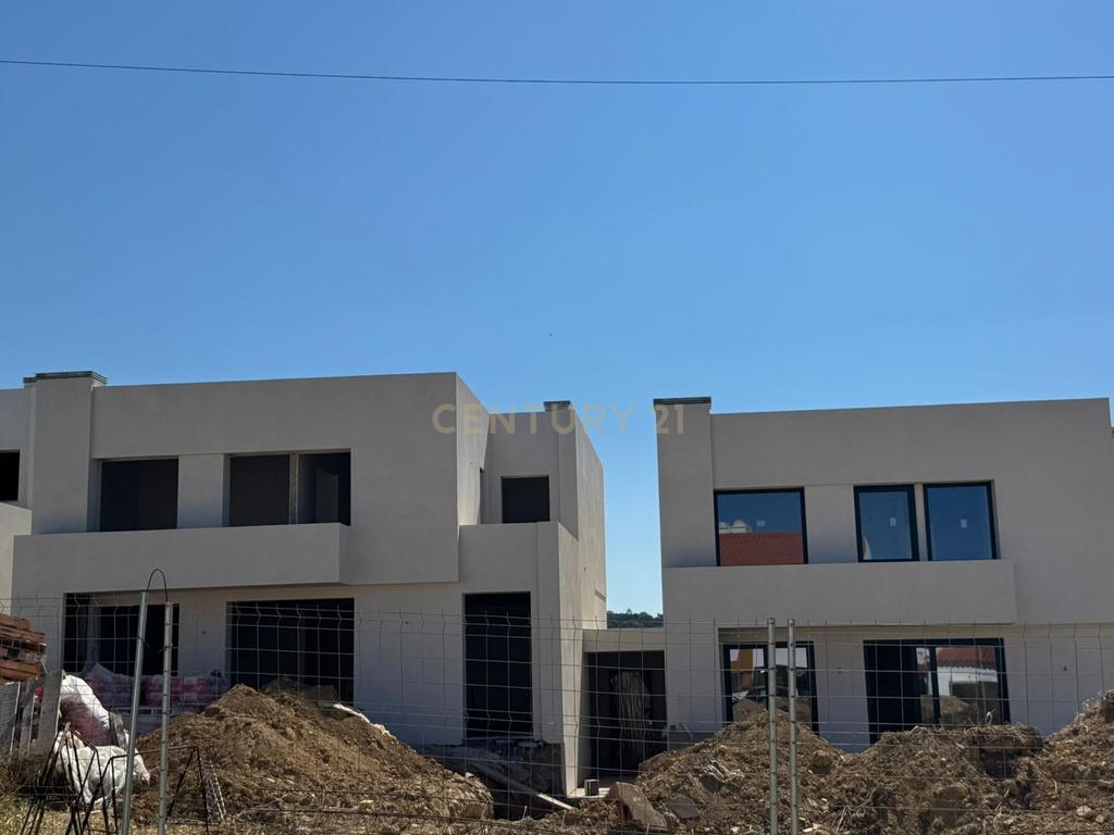 Moradia NOVA Moderna T4: PISCINA e JARDIM Conforto, Modernidade e Vistas Deslumbrantes - Image 8