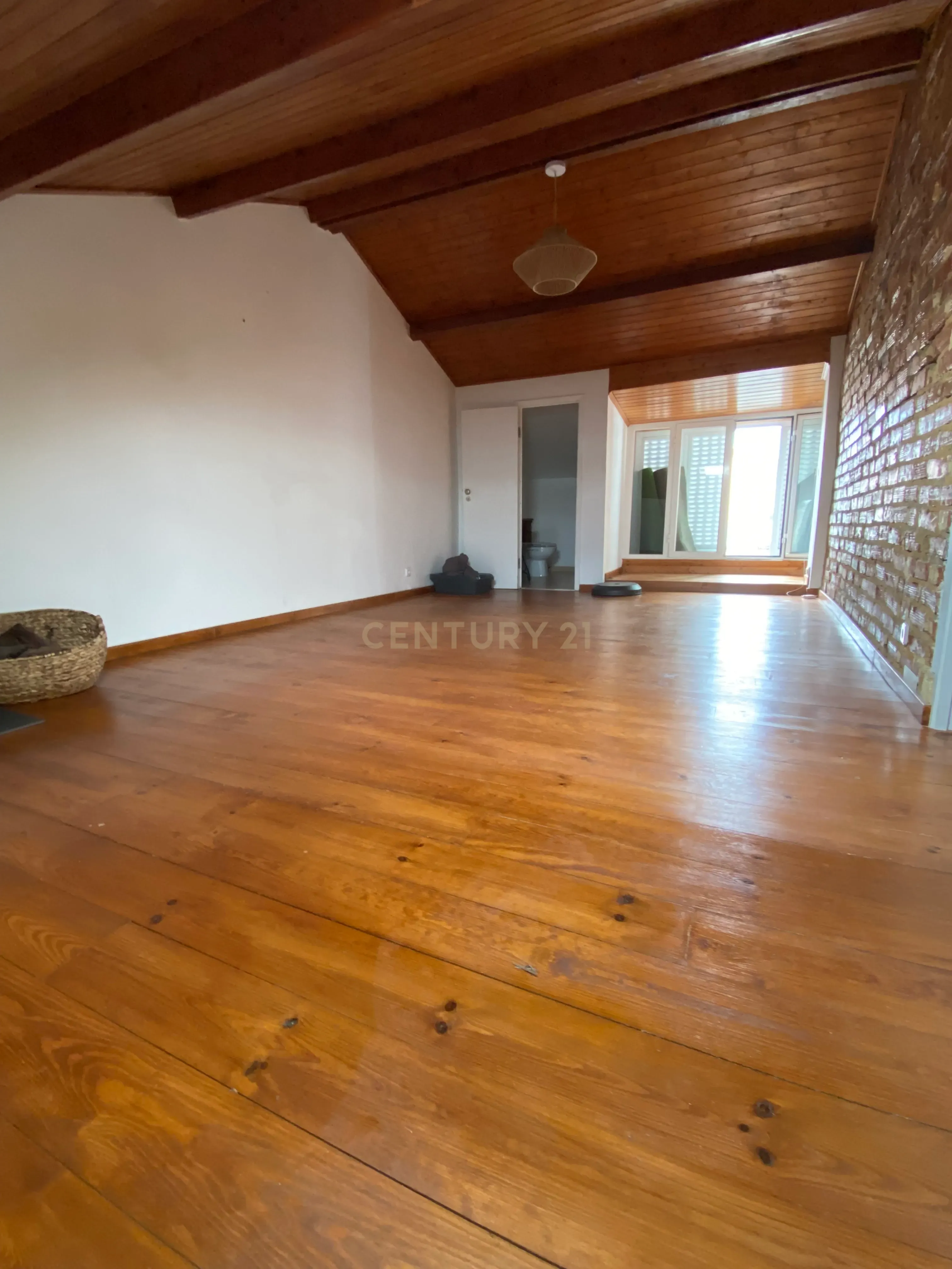 T3 com Sótão Remodelado e Terraço – Alcântara - Image 22