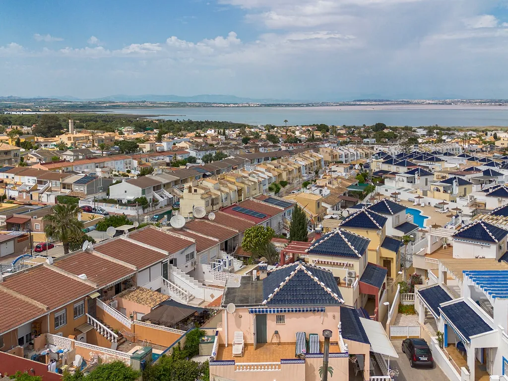 Chalet em Torrevieja, Alicante — Oportunidade de Investimento - Image 37