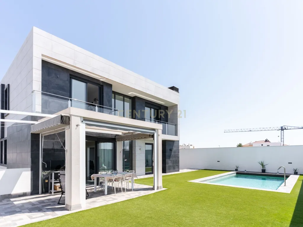 Luxuosa Moradia T4 com Vista Mar e Piscina em Almería - Image 57