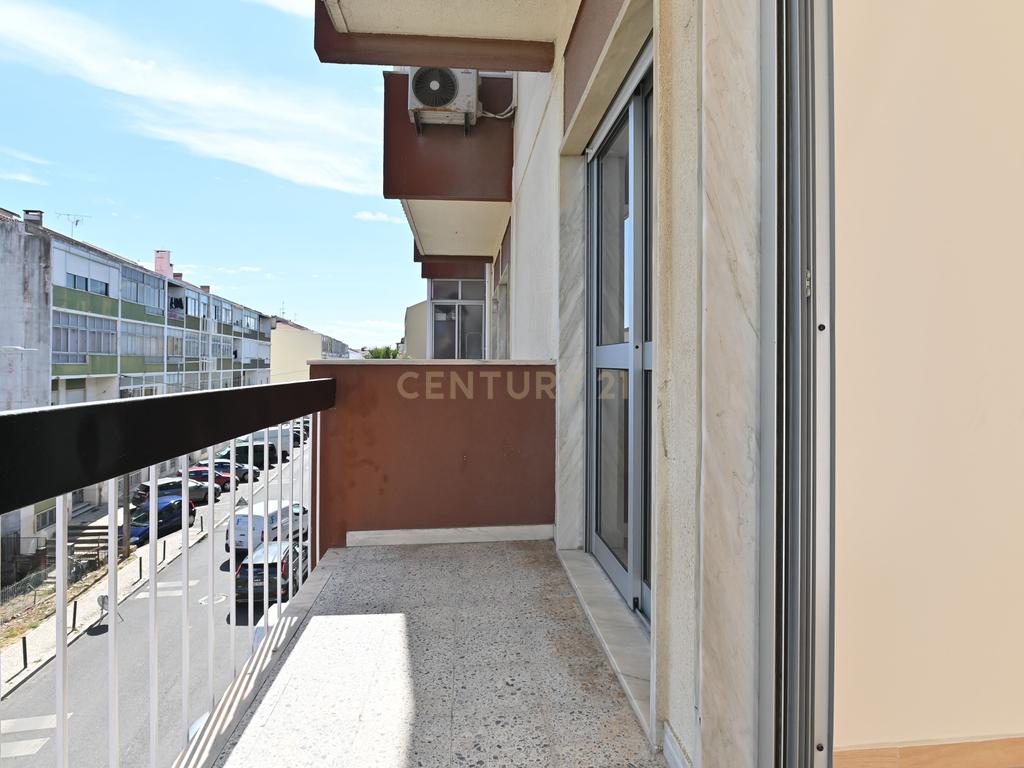 Apartamento T2 para venda em Mem Martins - Image 5