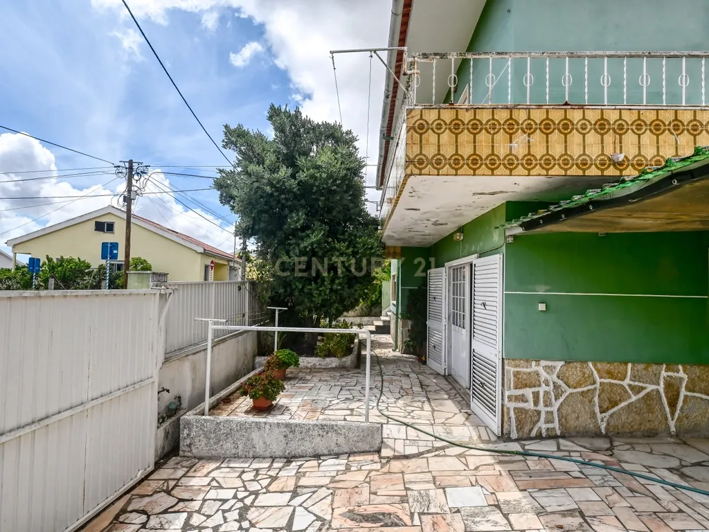 Moradia de gaveto com jardim, sotão e anexo - Porto Salvo (Oeiras) - Image 4