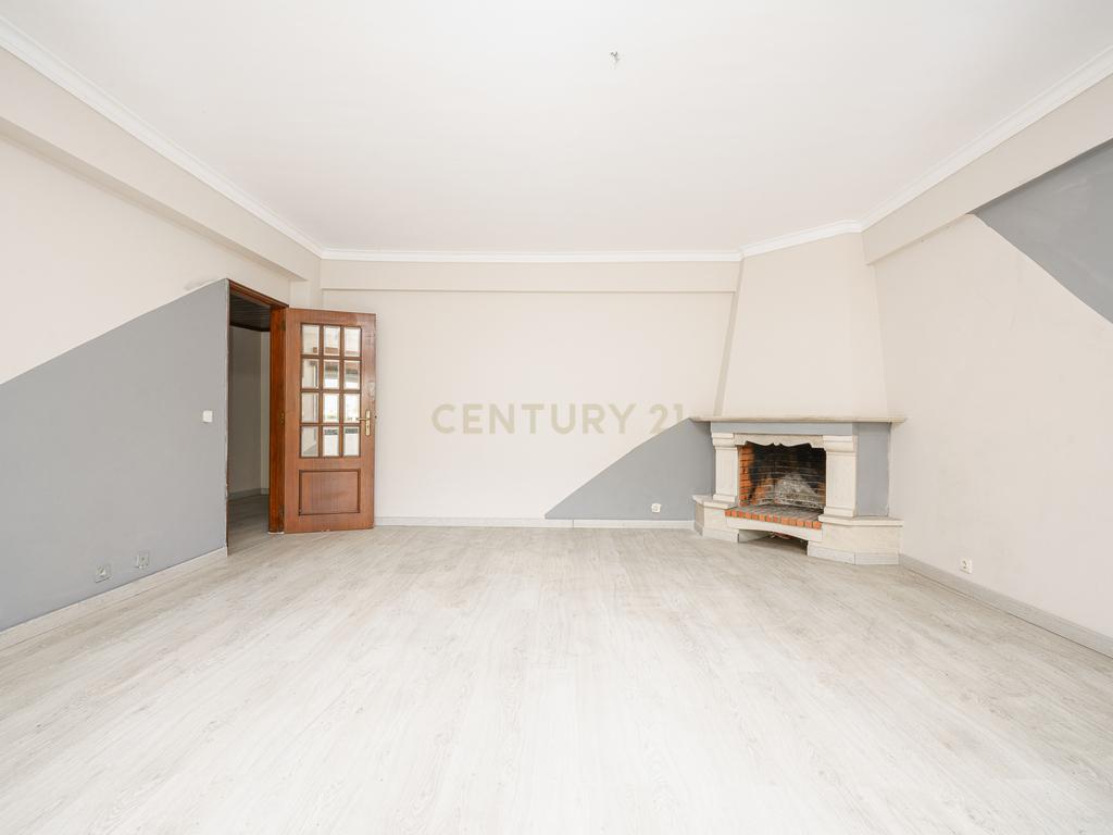 Apartamento T2 com Parqueamento, Varandas e Lareira - Perto do Centro da Cidade - Image 9