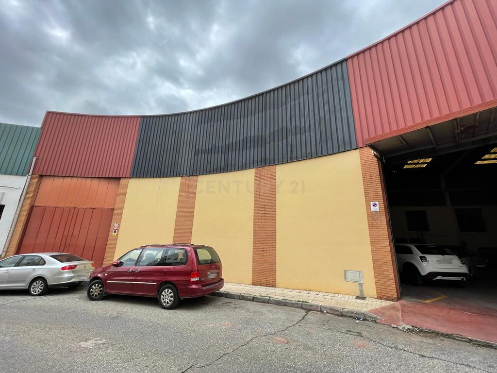 Edifício industrial para venda em Málaga - 878 m², escritórios, ponte rolante e vários acessos - Image 4