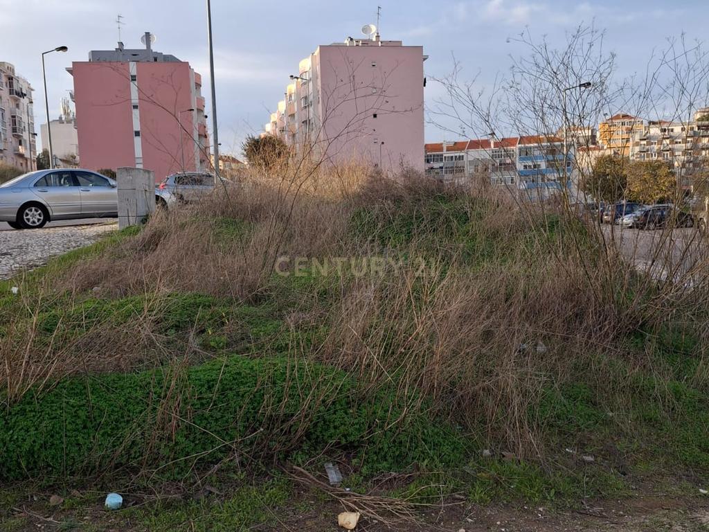 Lote terreno com área de 873,20 m2 para construção de 8 fogos - Image 3