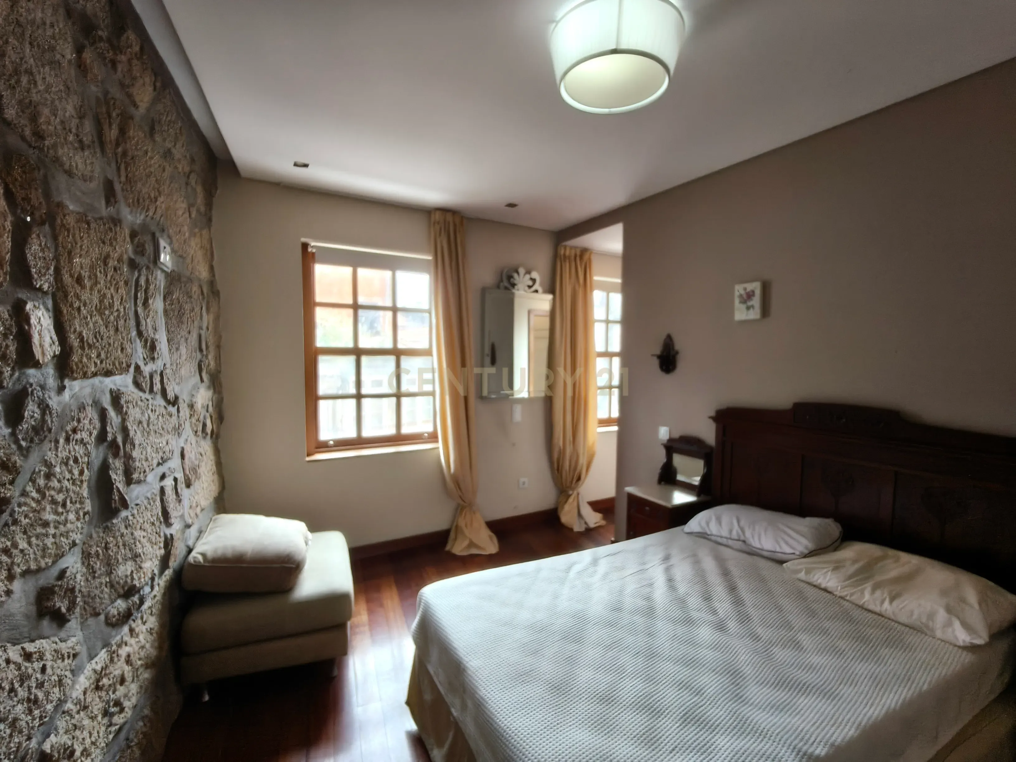 Fotografia 8 de Apartamento T2 com varandas, mobilado no centro do Porto