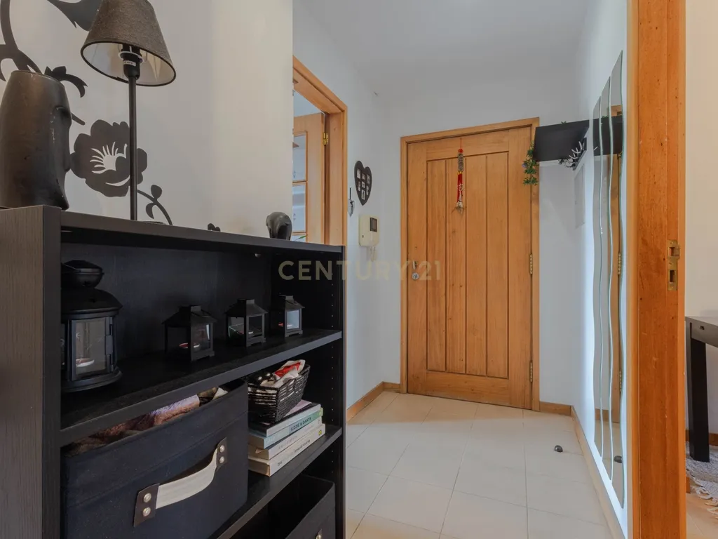Fantástico Apartamento T2 com Lareira, Varanda e Lugar de Garagem | Fânzeres – Gondomar - Image 7