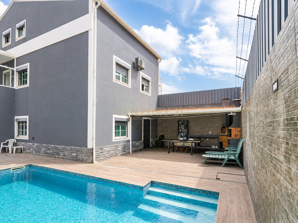 Moradia T4 com piscina e garagem junto às Colinas do Cruzeiro - Image 2