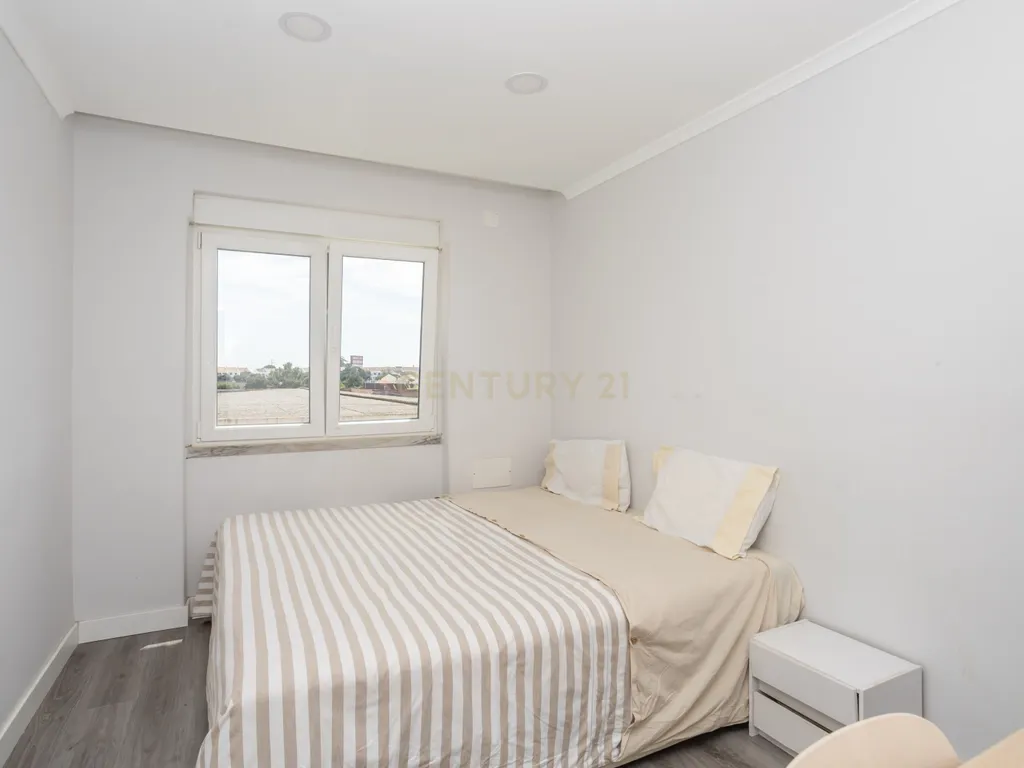 Apartamento T3 mais sótao, num 1 andar em Amora - Seixal - Image 6
