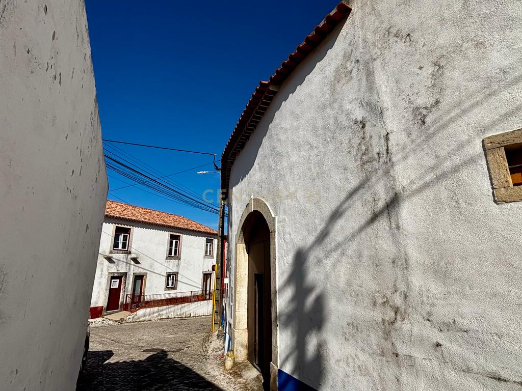 Moradia com T1+T2 Arrendados: Oportunidade no Gradil - Image 9