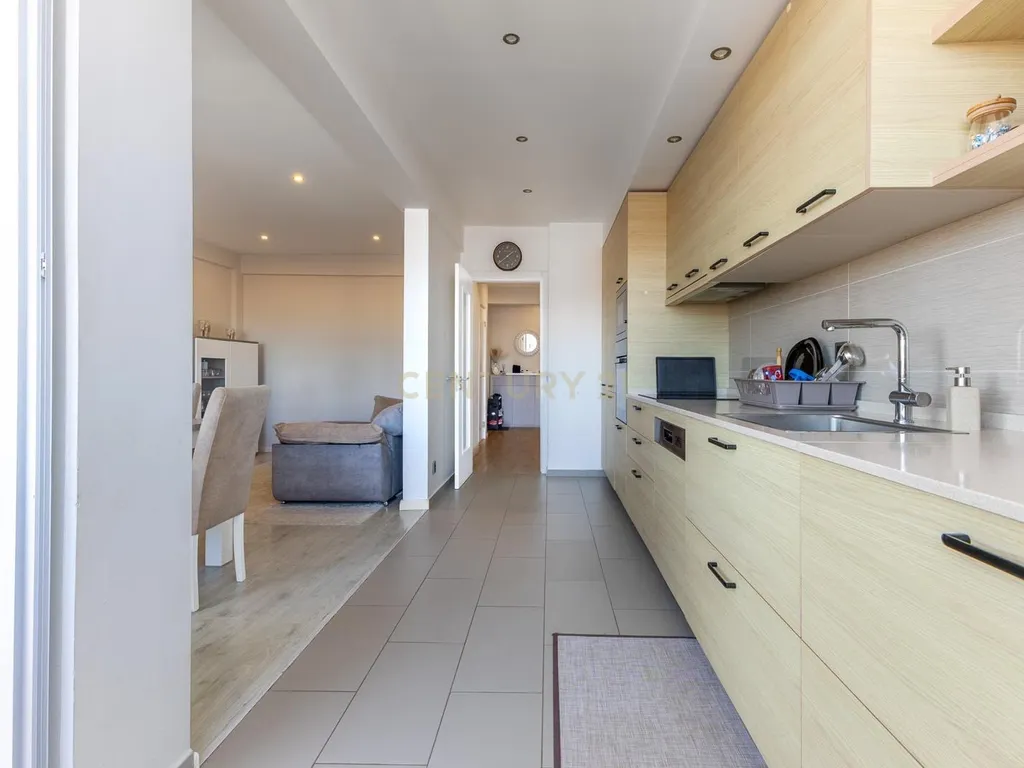 Apartamento Renovado com Vista Mar em Setúbal - Image 2